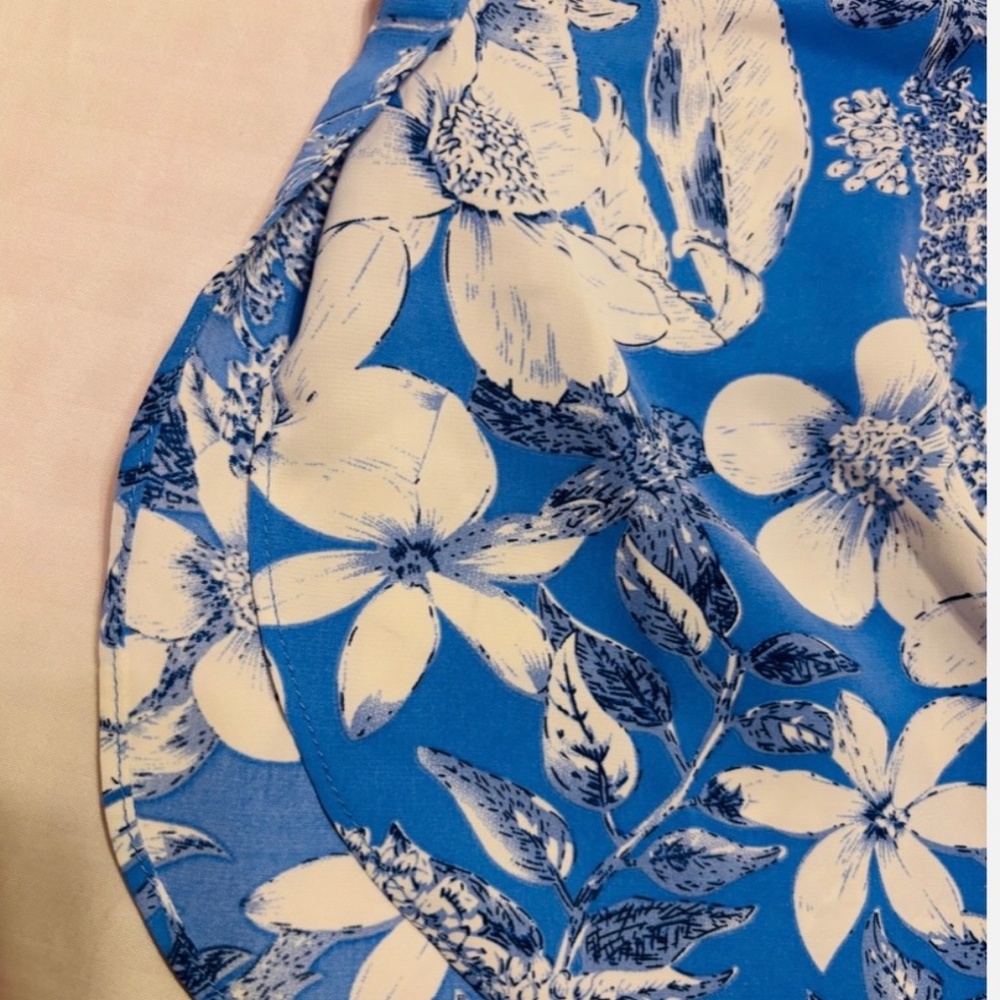 Women’s Sleeveless Top Blue/White Sz Large Scoop Neckline - Picture 2 of 10
